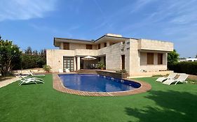 Villa de lujo con piscina, jacuzzi, jardín y terraza